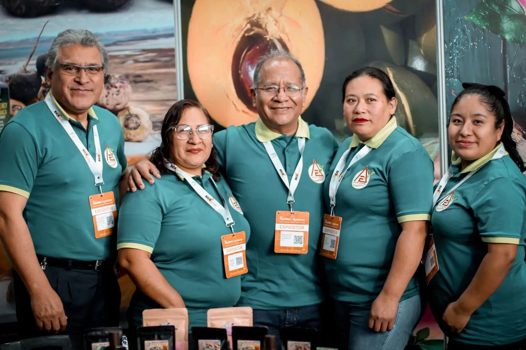 Equipo de Aylin Expor en feria de alimentos