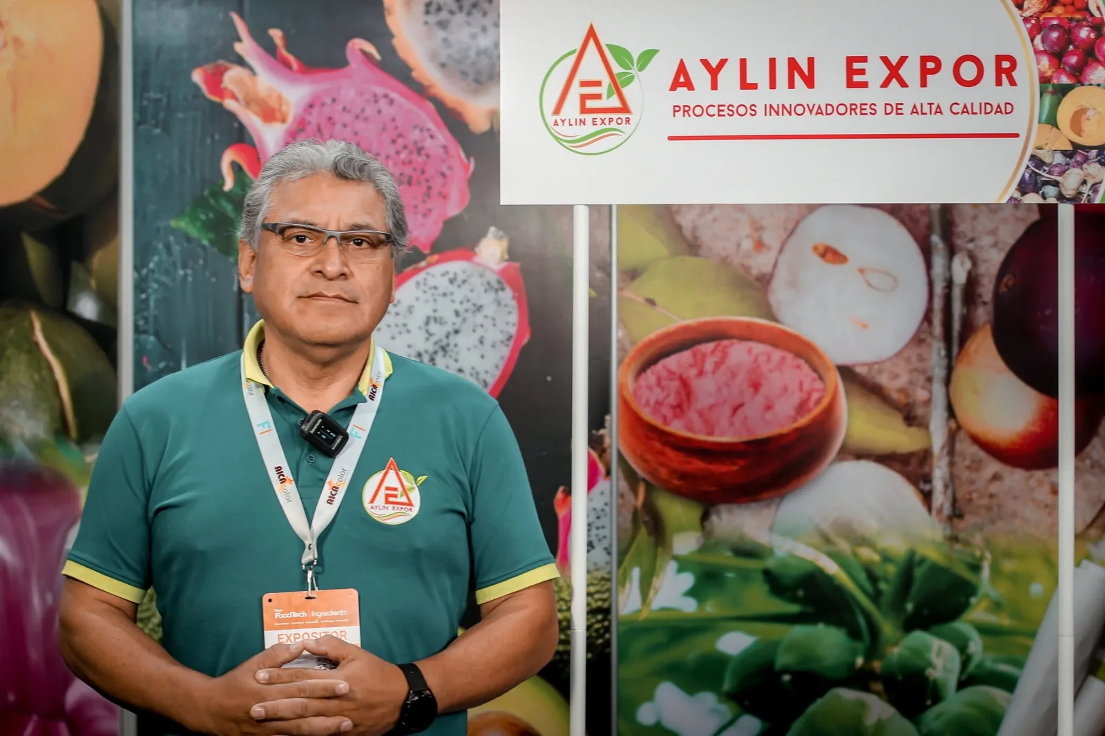 Gerente general de Aylin Expor en stand de feria