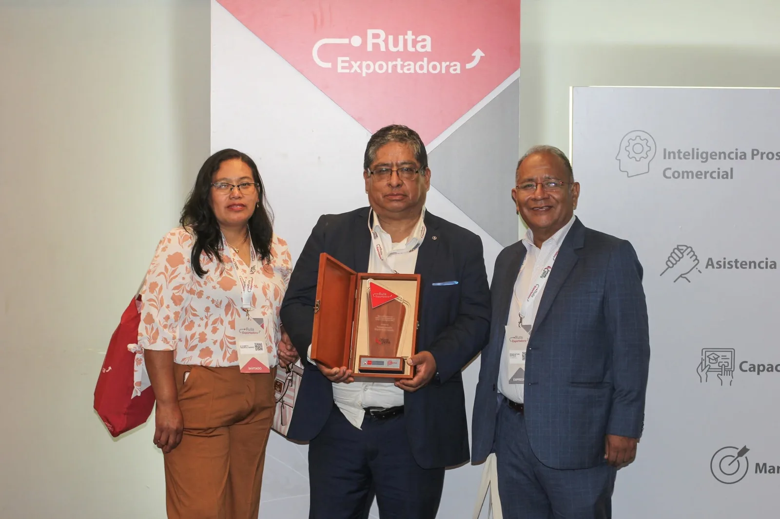Aylin Expor recibiendo reconocimiento en Ruta Exportadora de PromPerú